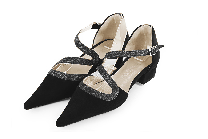 Matt black and satin black open side elegant shoes, with snake-shaped straps. Pointed toe. Low block heels.